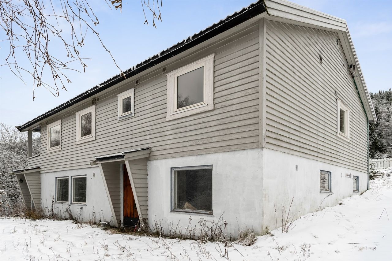 Boligen har en god del slitasje og det må påregnes betydelige oppgraderinger Galleribilde