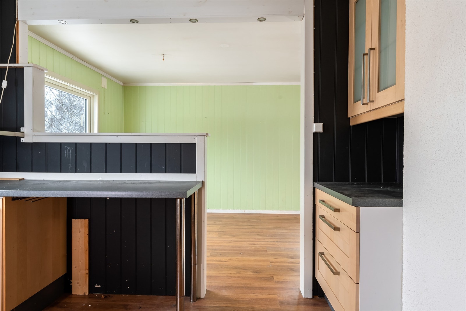 Kjøkkenet har en "barløsning" ut mot stuen Galleribilde