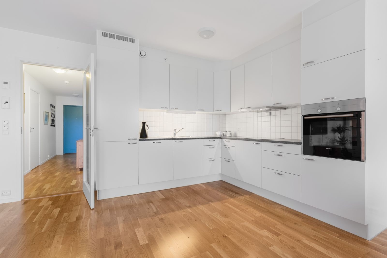 Åpen løsning mellom stue og kjøkken Galleribilde