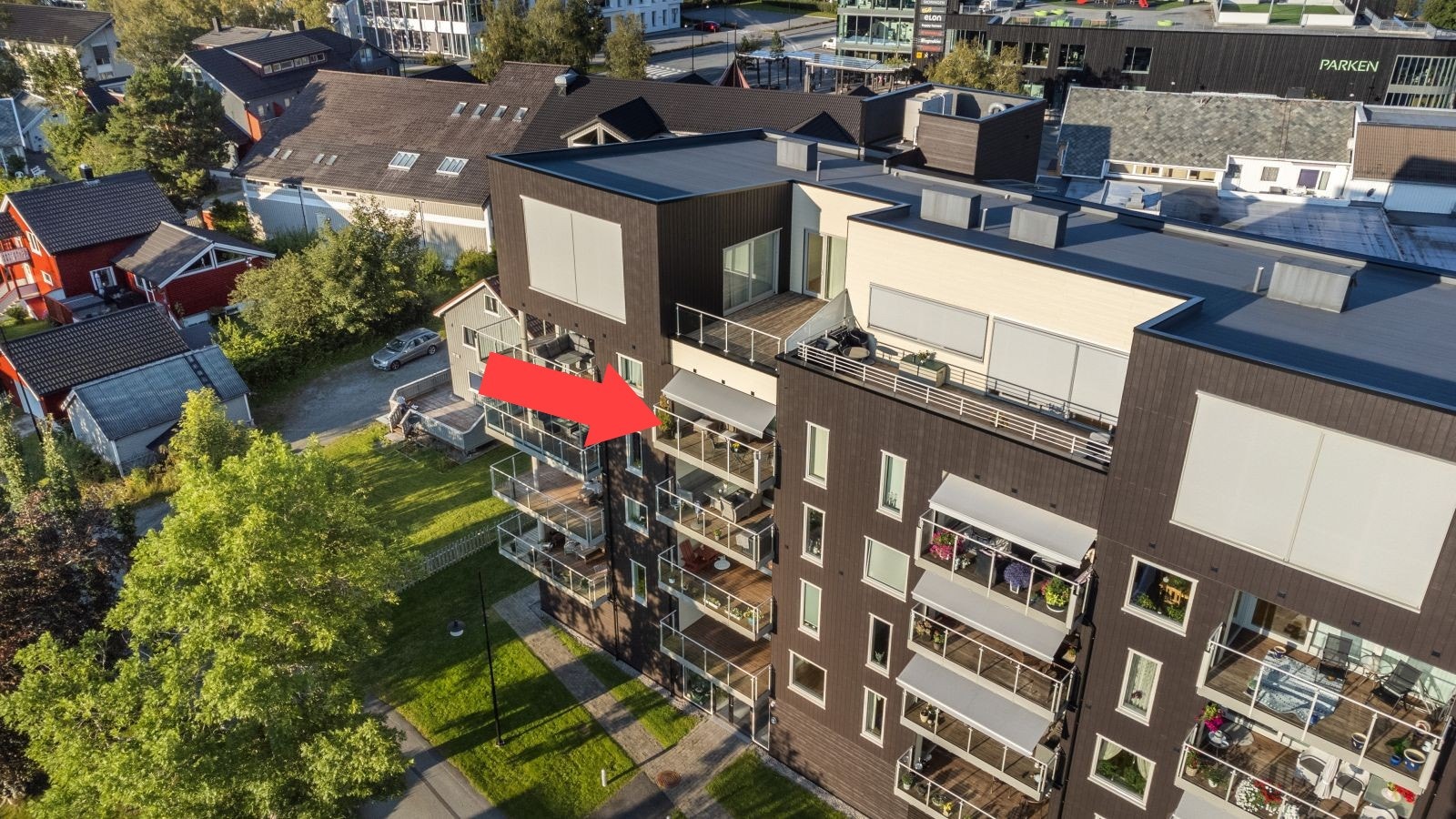 Leiligheten ligger pent plassert i byggets 5. etasje. Det er heis i bygget. Galleribilde