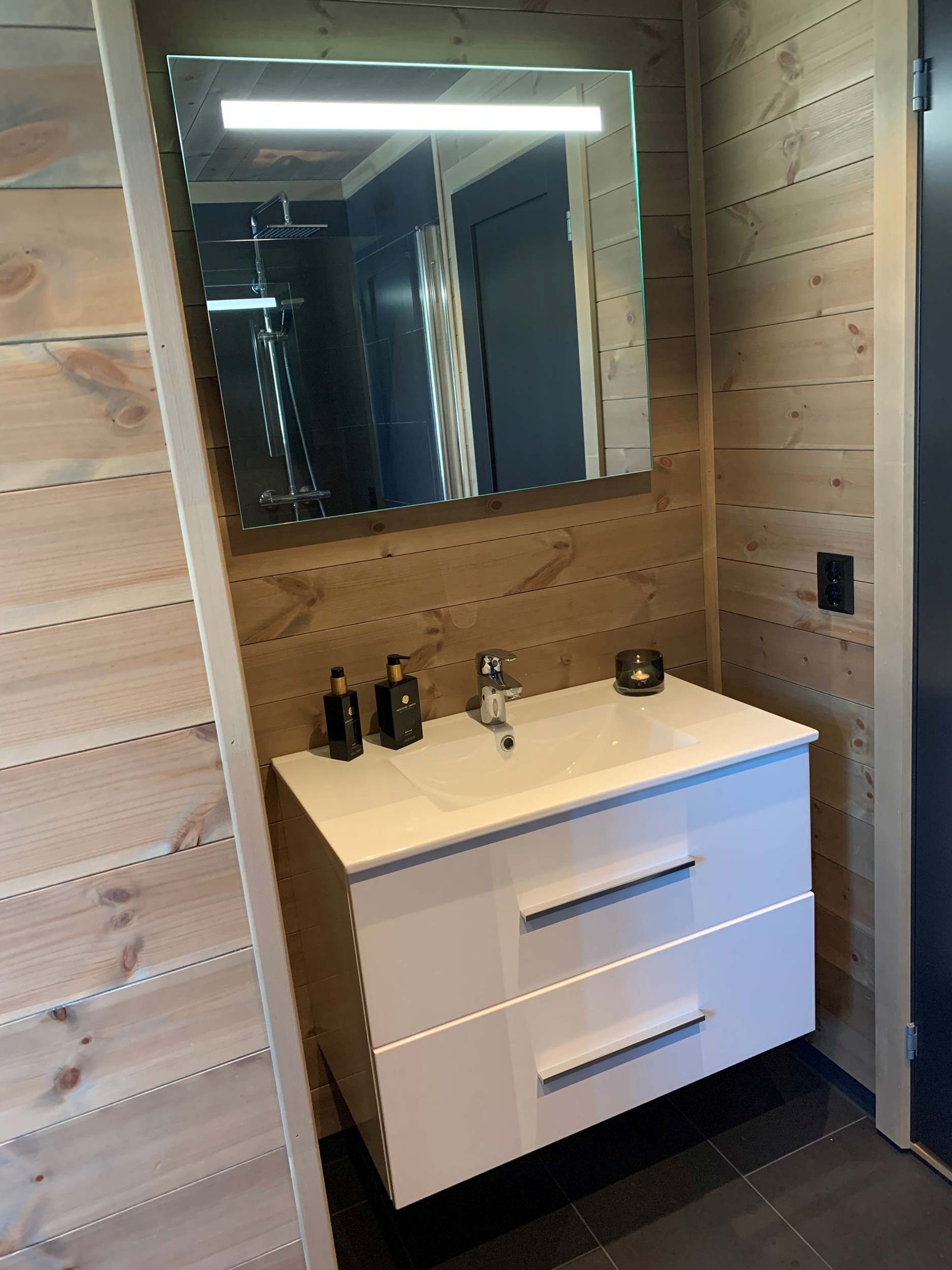 Bekkeblom hytte - Komplett utstyrt bad Galleribilde