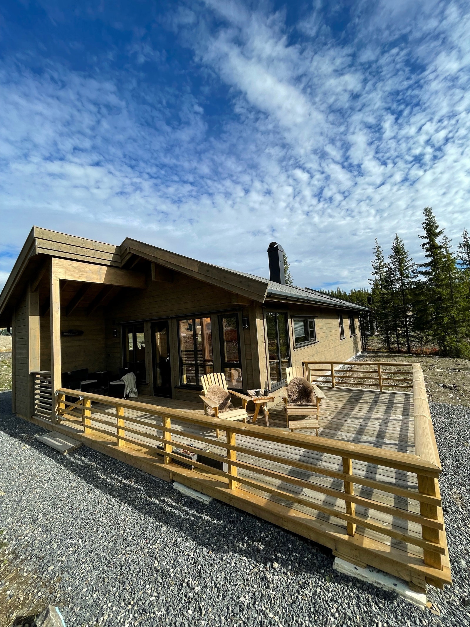 Bekkeblom hytte med koselig utestue (gapahuk) Galleribilde