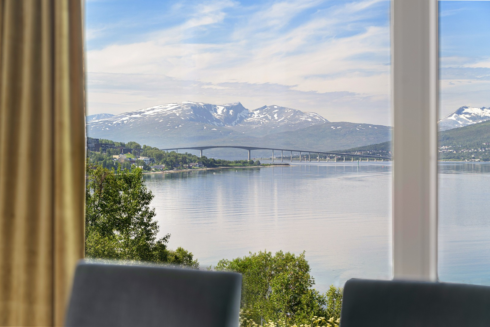 Fra spisestuen er det utgang til sydvestvendt terrasse på 14 kvm!