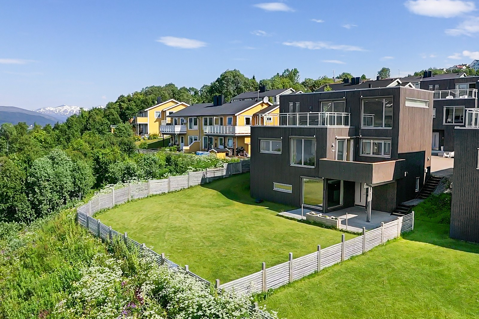 Boligen har utvendig solskjerming i alle etasjer som er styrt via fjernkontroll