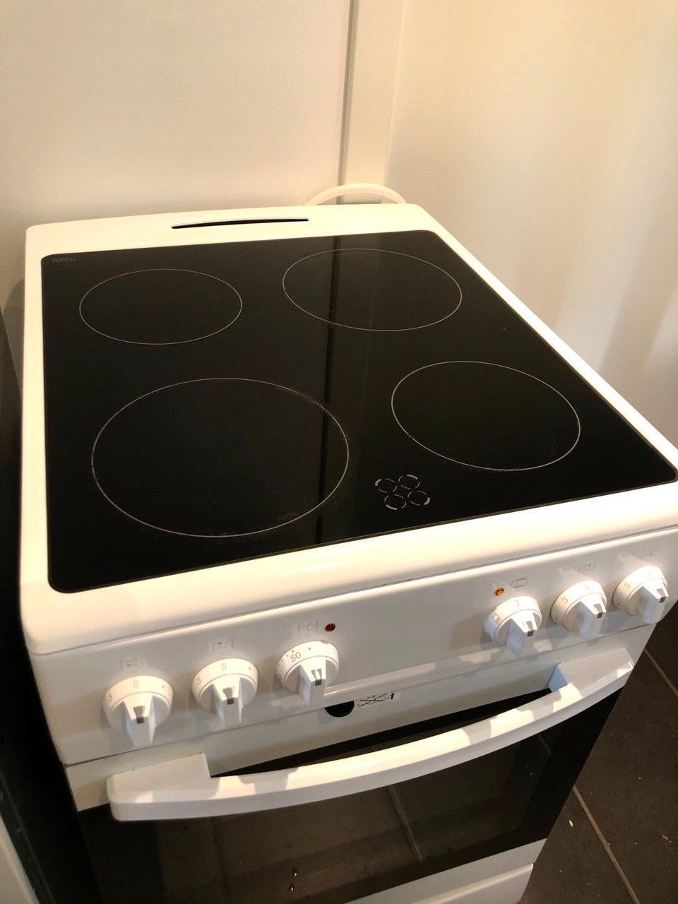 Bildene er fra forrige leietaker. Det er satt inn nyere komfyr og vaskemaskin i leiligheten nå. Galleribilde