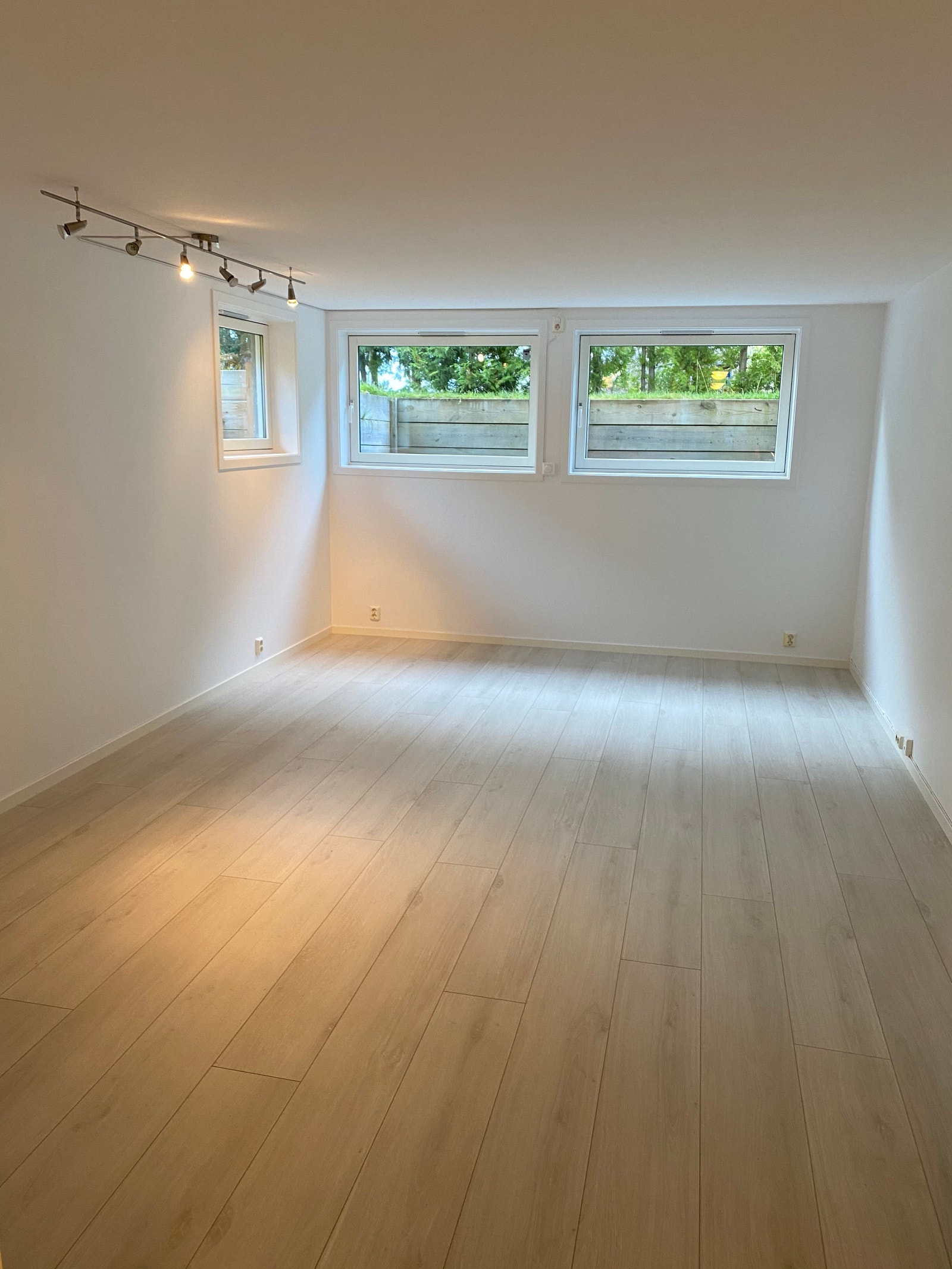 Romslig stue med store vinduer Galleribilde