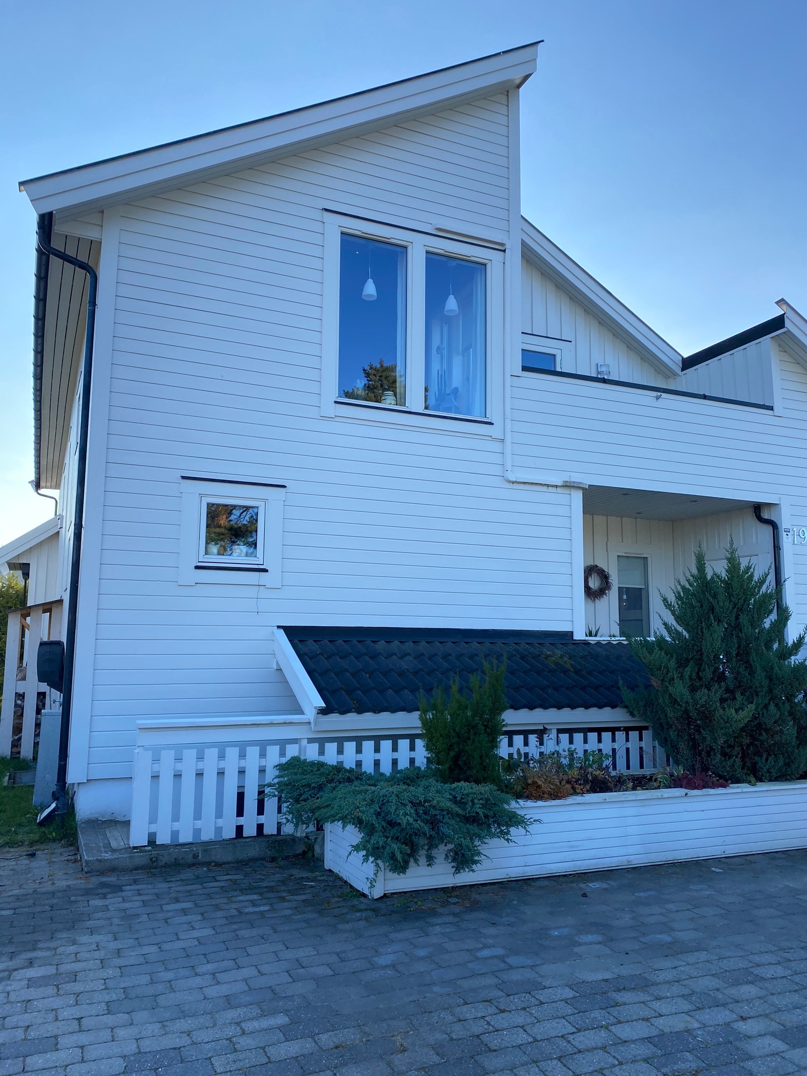 Husets fasade og nedgang til leilighet Galleribilde