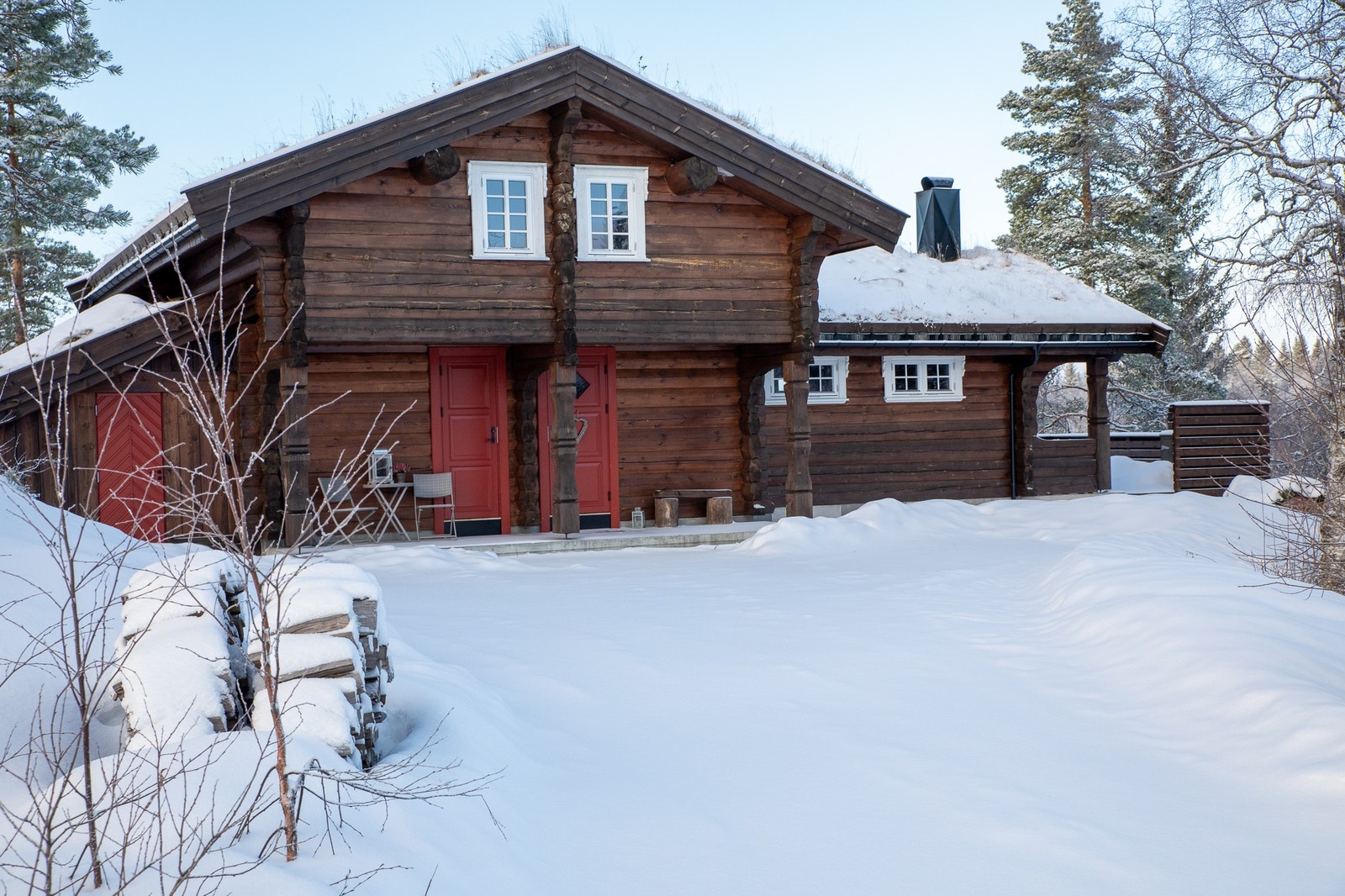 Stor parkeringsplass foran hytten Galleribilde