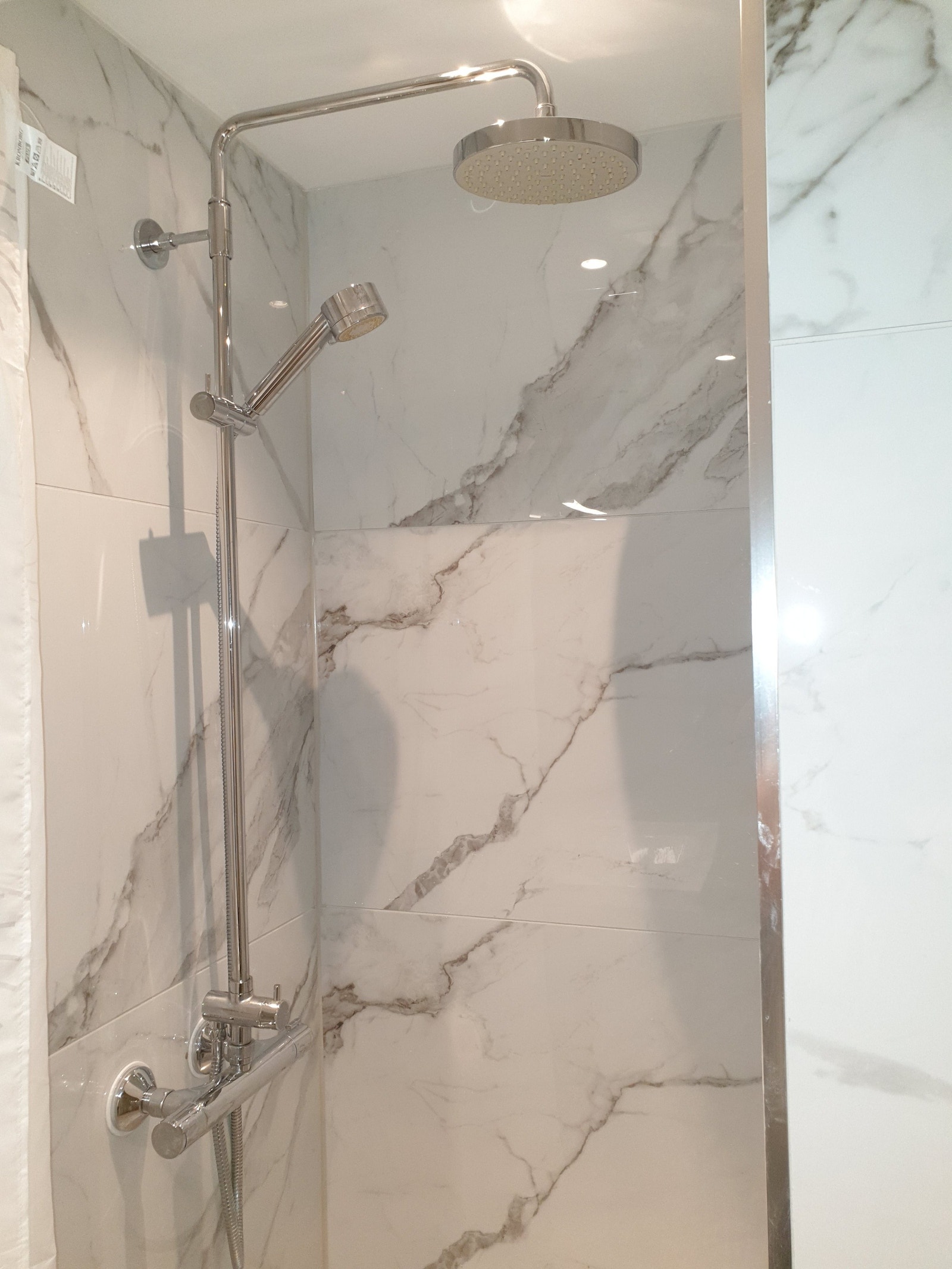 Ny takdusj (regndusj) med hånddusj Galleribilde