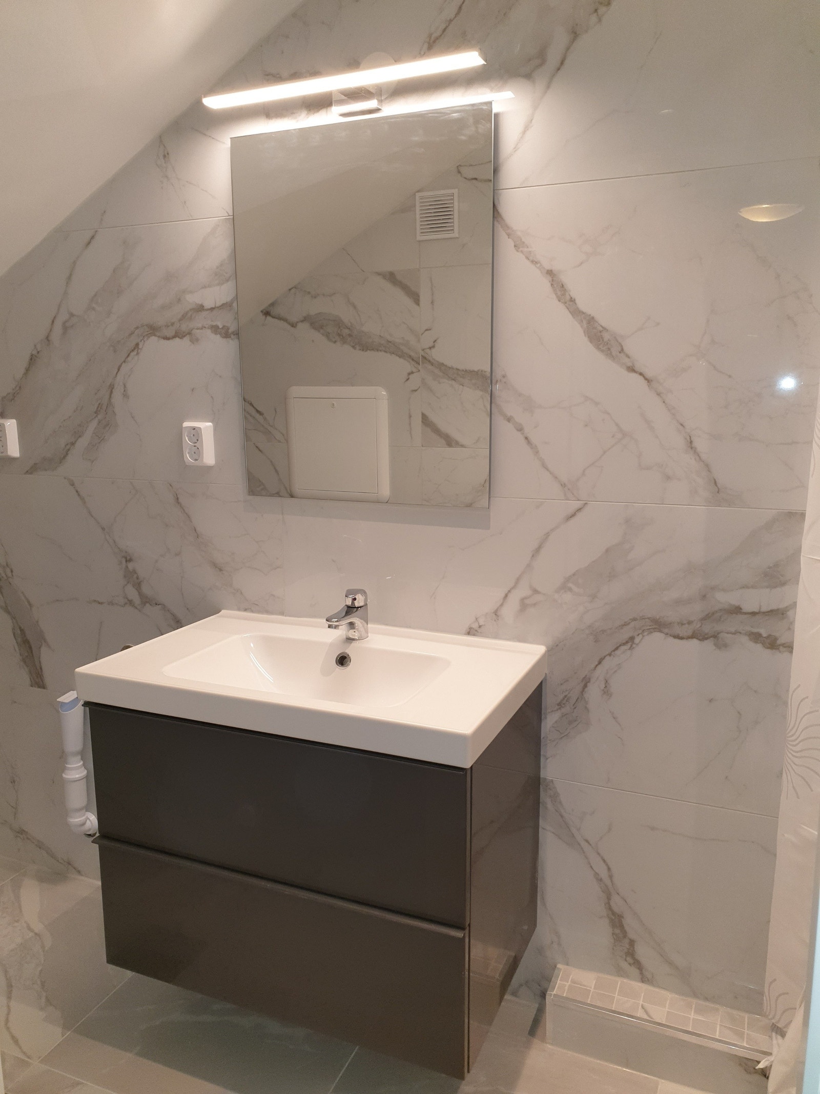 Nytt bad med nye bademøbler og nytt speil Galleribilde