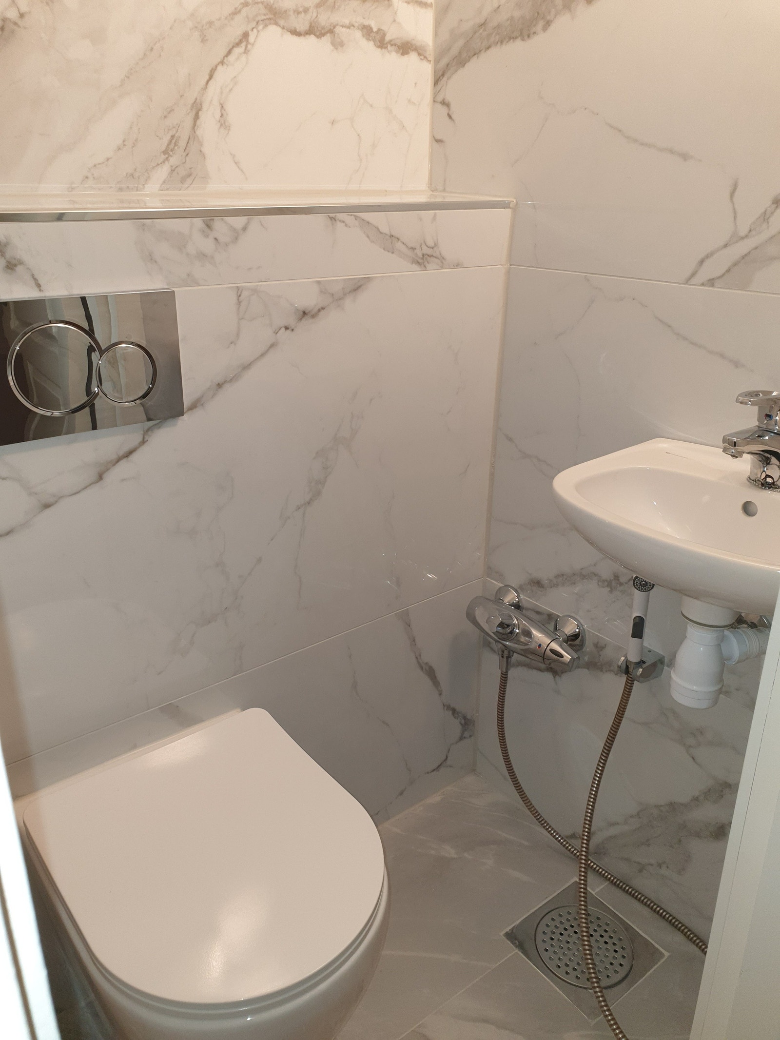 Ny hånddusj ved toalettet Galleribilde