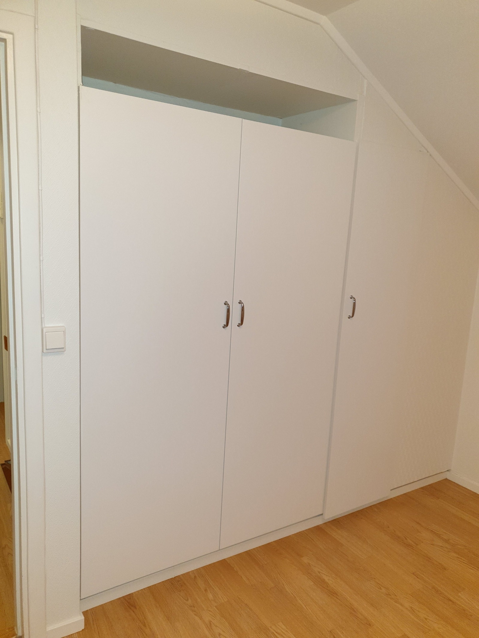 Nytt, stort skap til hovedsoverommet Galleribilde