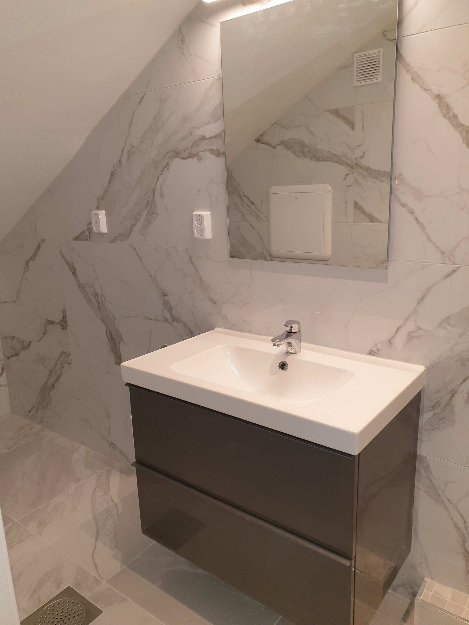 Plass til vaskemaskin og tørkemtrommel (begge to følger med). Galleribilde