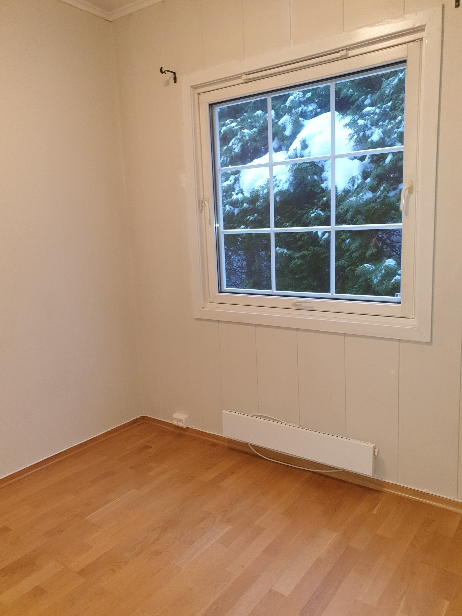 Soverom 3 har vindu mot hagen. Dette rommet befinner seg i boligens første etasje. Tidligere trapperom ble om til eget soverom/kontor. Galleribilde