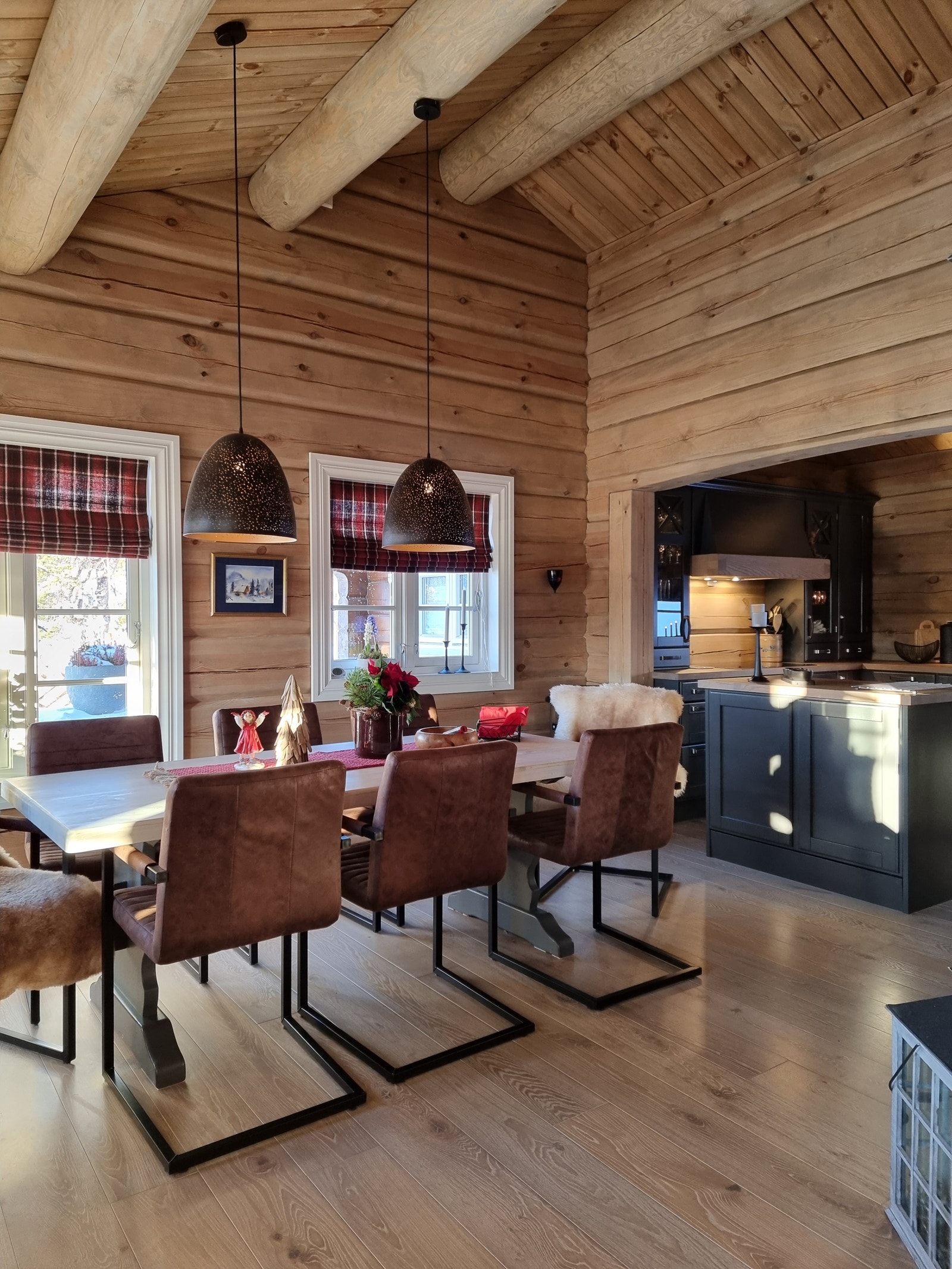 Stort kjøkken/allrom, adskilt fra stua Galleribilde