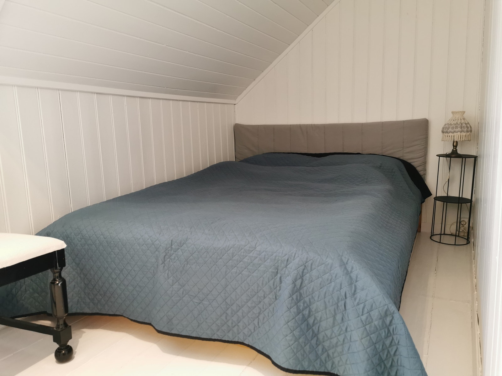 Soverom Galtesund. Utsikt mot Galtesund fra dette soverommet. 150 cm bred dobbeltseng. Galleribilde