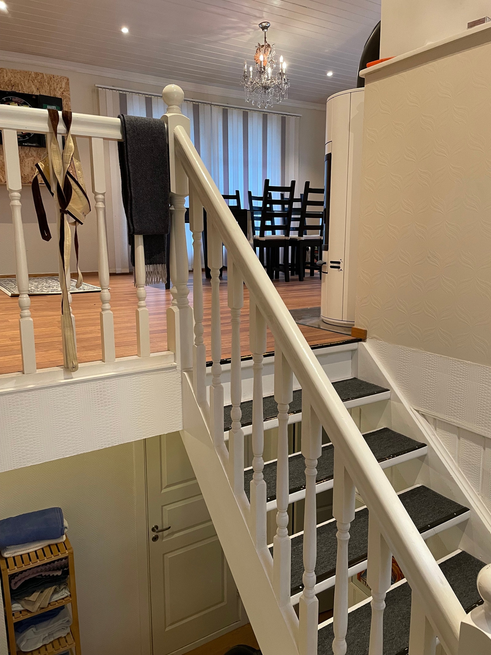 Trapp ned til bad kjellar frå stove Galleribilde