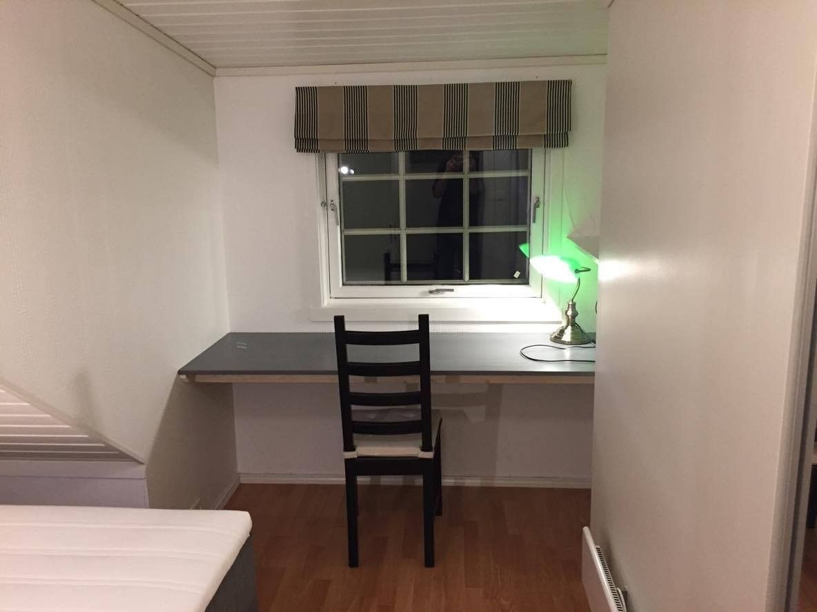 Skriverbord, soverom 1, Leige: 6600,- (Soverom 2 har tilsvarande utforming, same leigepris) Galleribilde