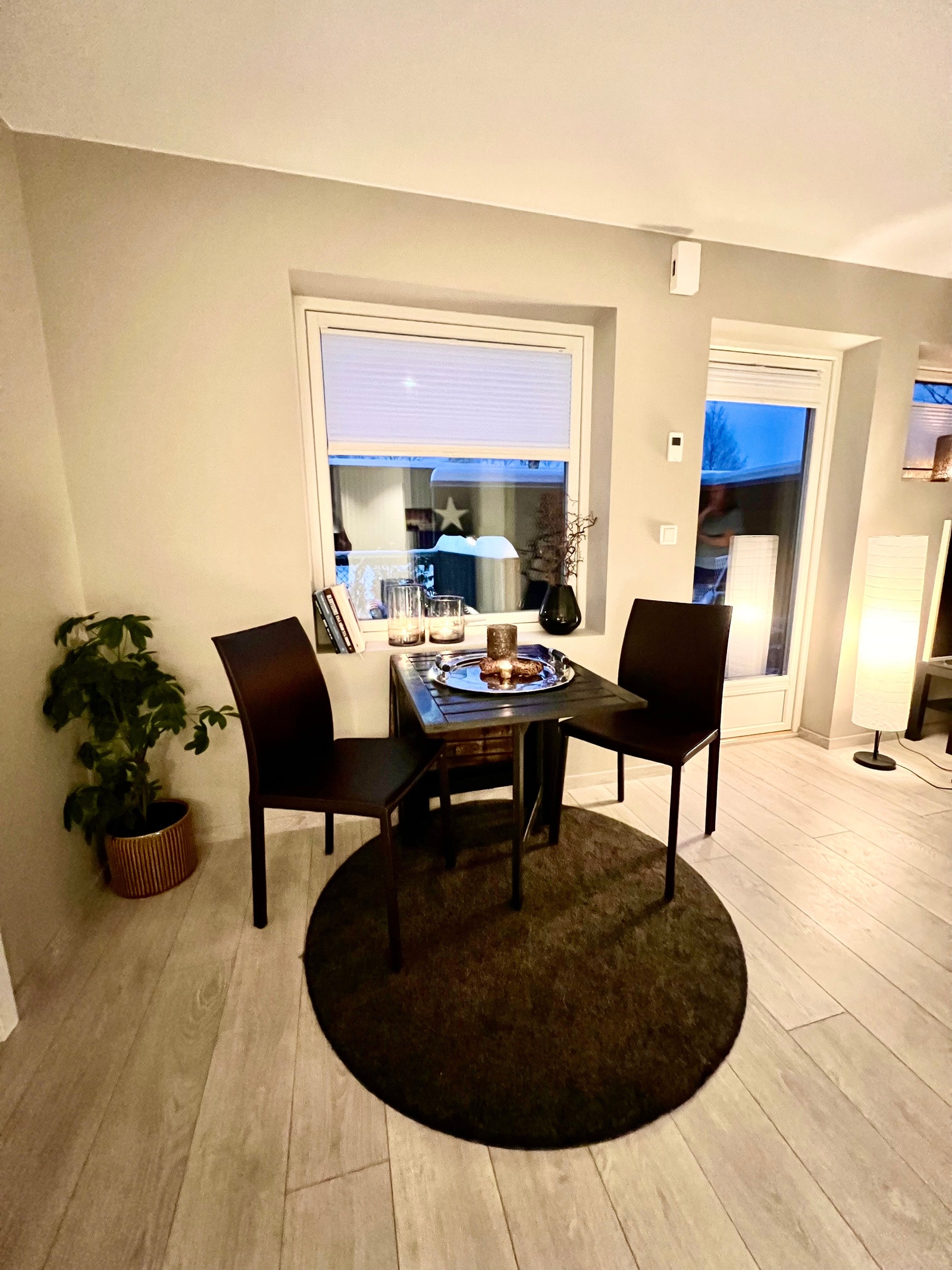 Kjøkken med spiseplass. Galleribilde