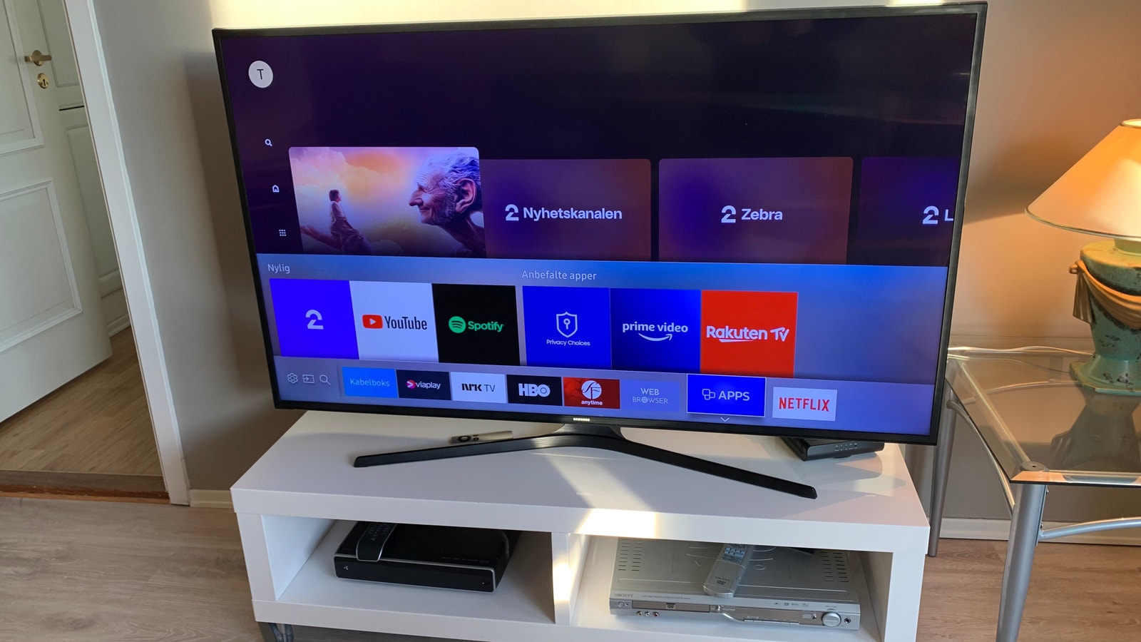 55'' LED UHD TV with Apps Galleribilde