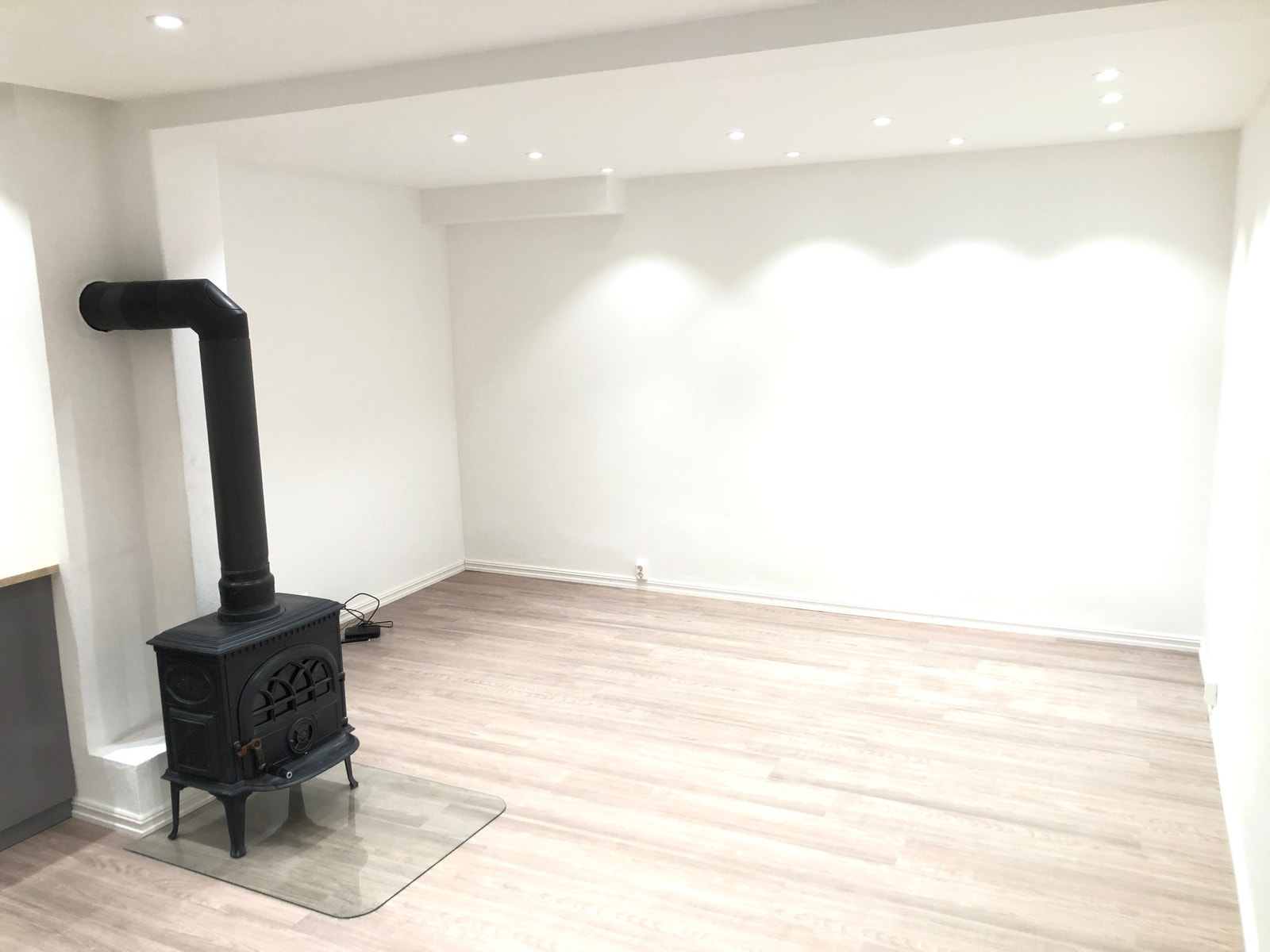 Stue, dekoder til TV ligger klart Galleribilde