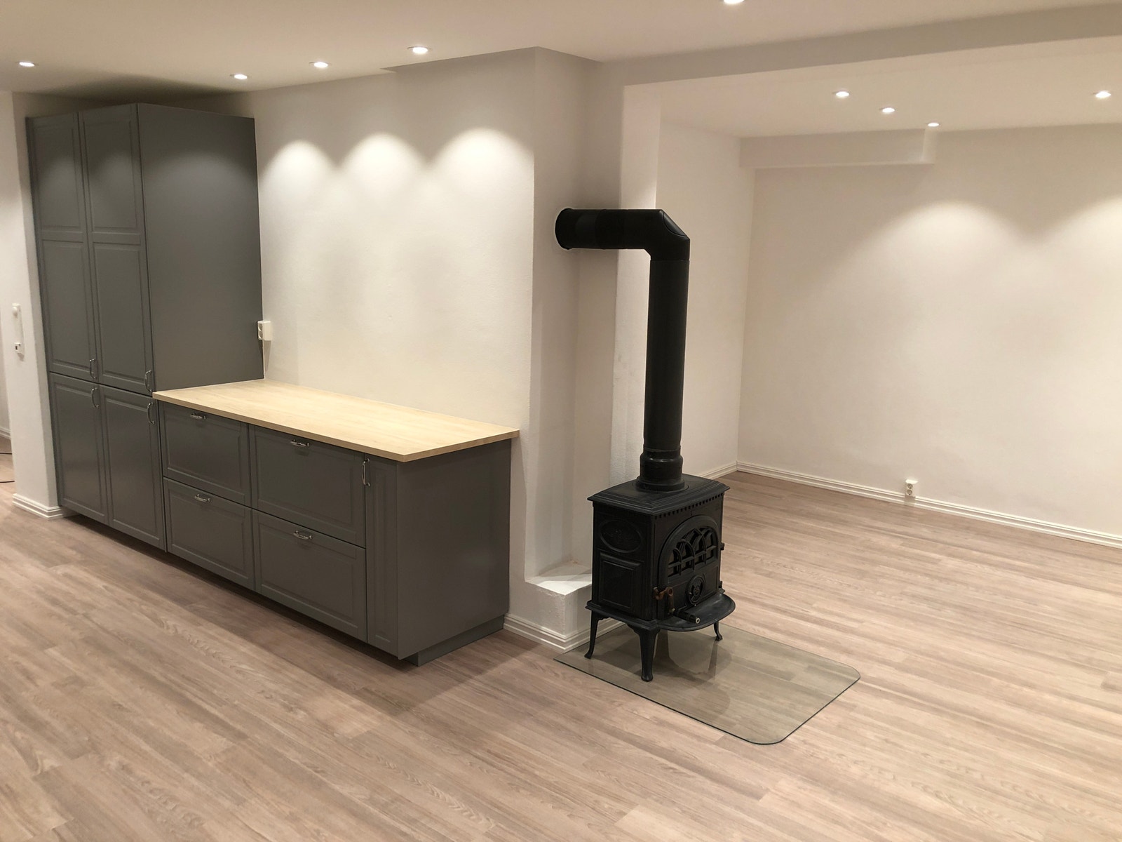 Kjøleskap og høyskap på venstre side av benk Galleribilde