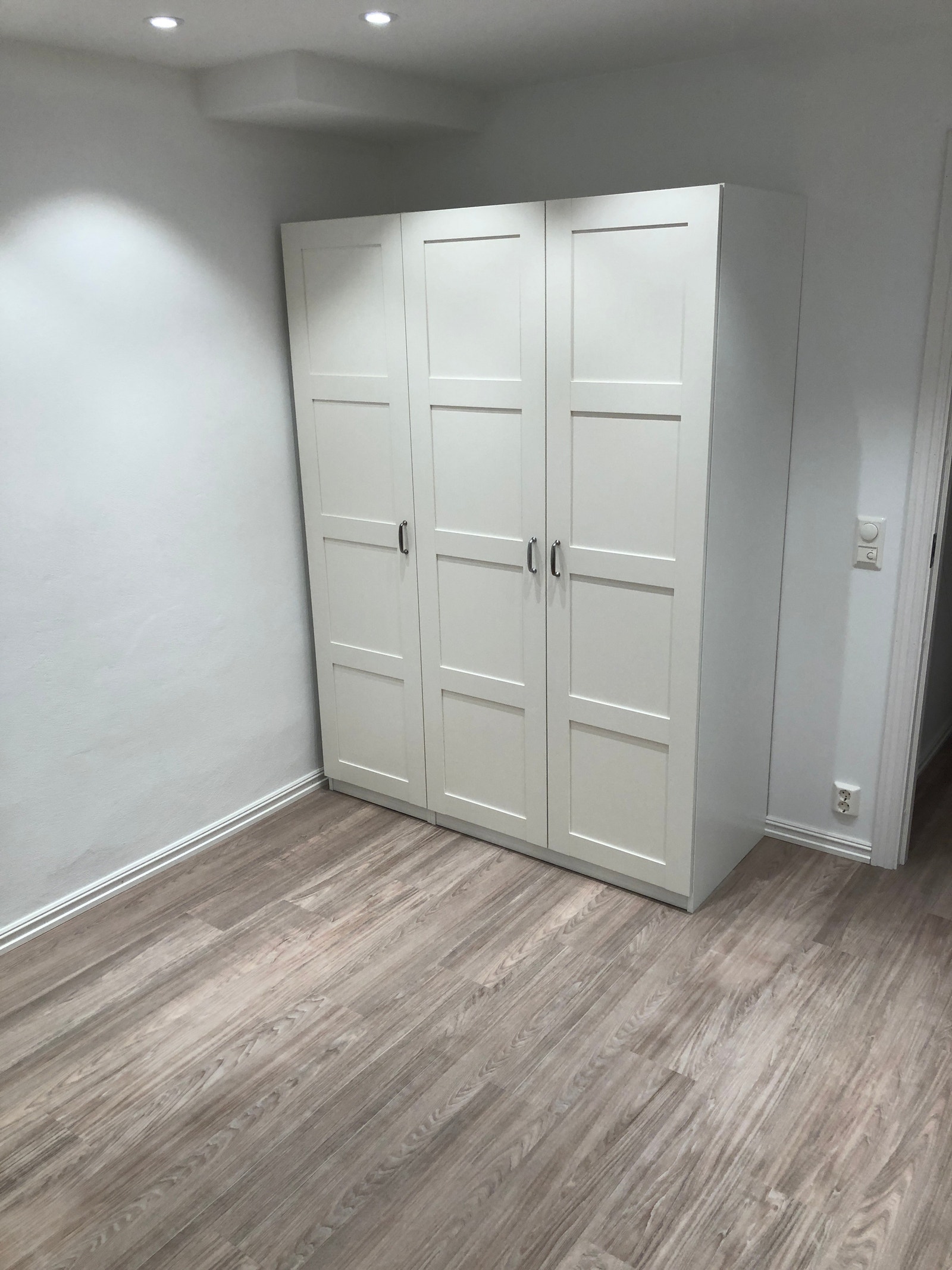 Sov 1 med skap Galleribilde