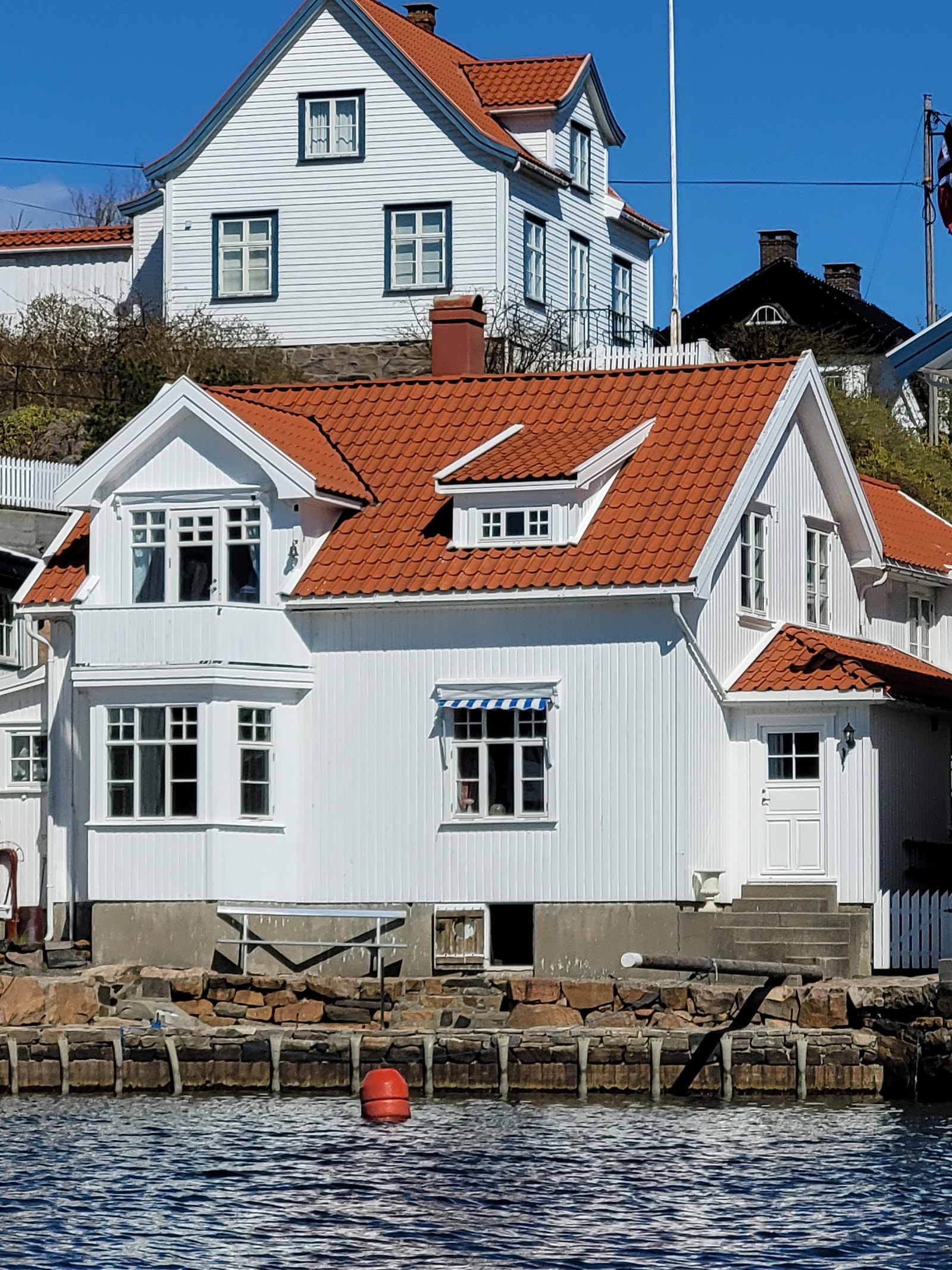 Front av hus med brygge og balkong Galleribilde