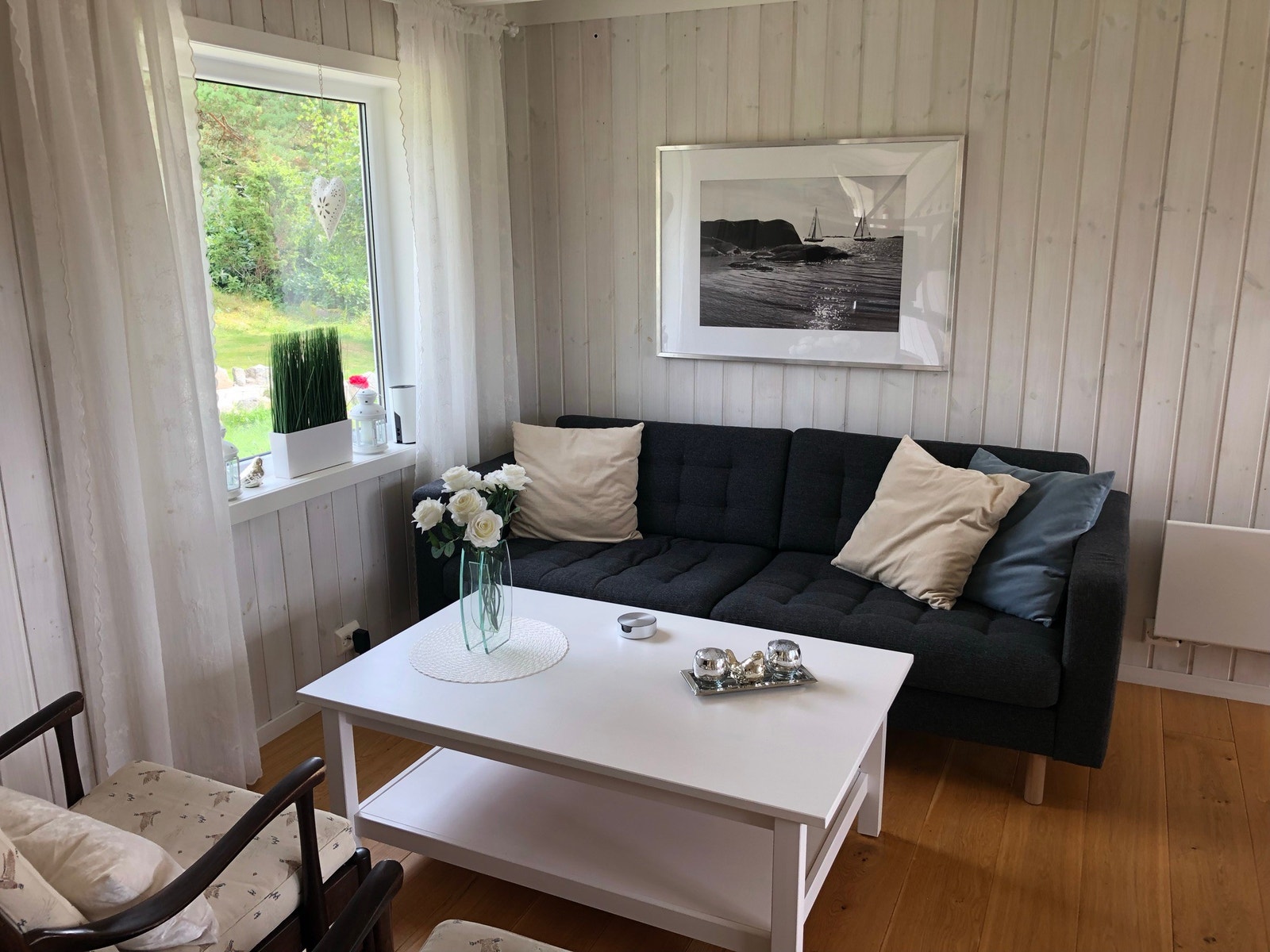 Lys stue med tv Galleribilde