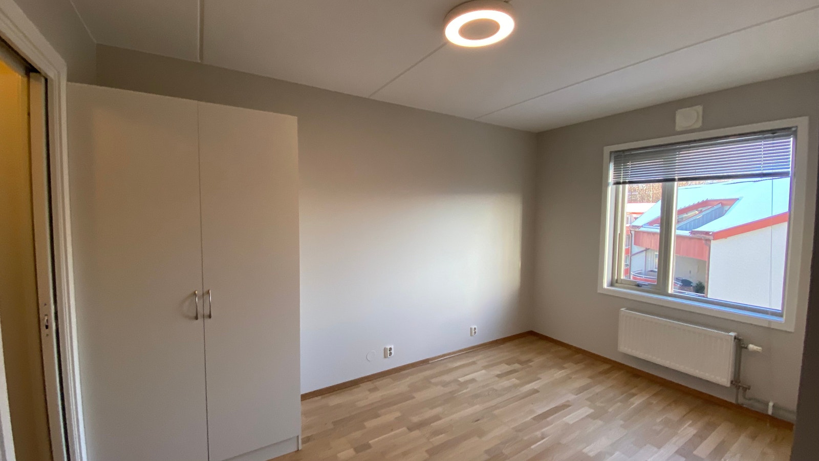 Hovedsoverom med utsikt mot stille og hyggelig miljøgate Galleribilde