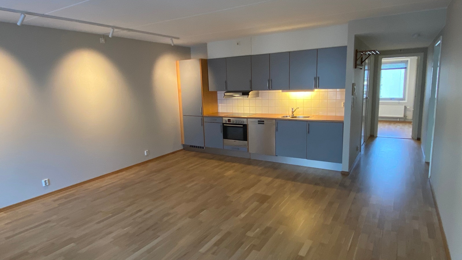 Romslig stue med åpen kjøkkenløsning Galleribilde