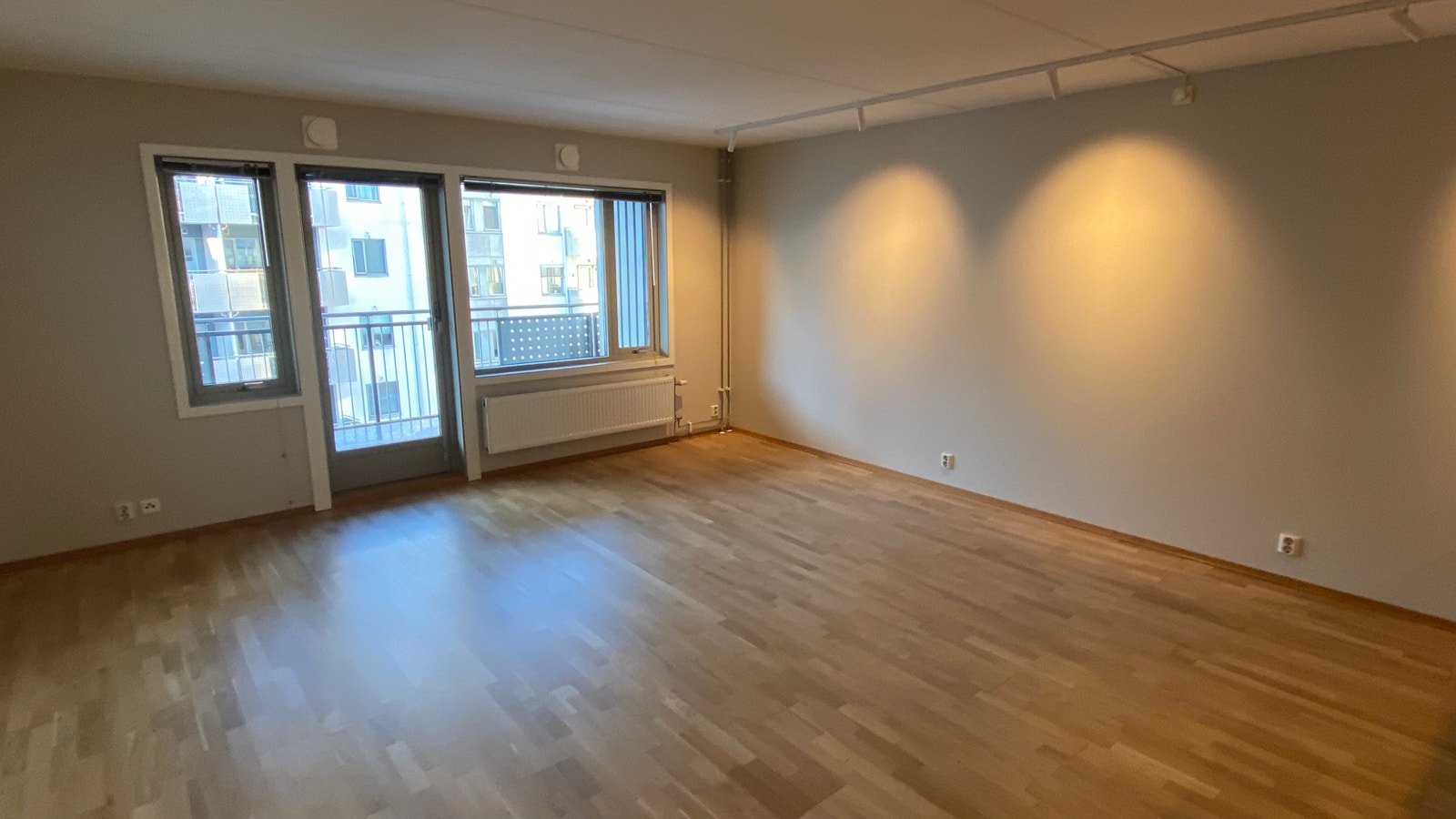 Stue med utgang til stor balkong Galleribilde