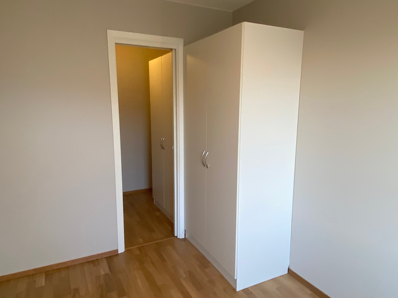 God skapplass og inngang til walk-in garderobe / bod fra hovedsoverom Galleribilde
