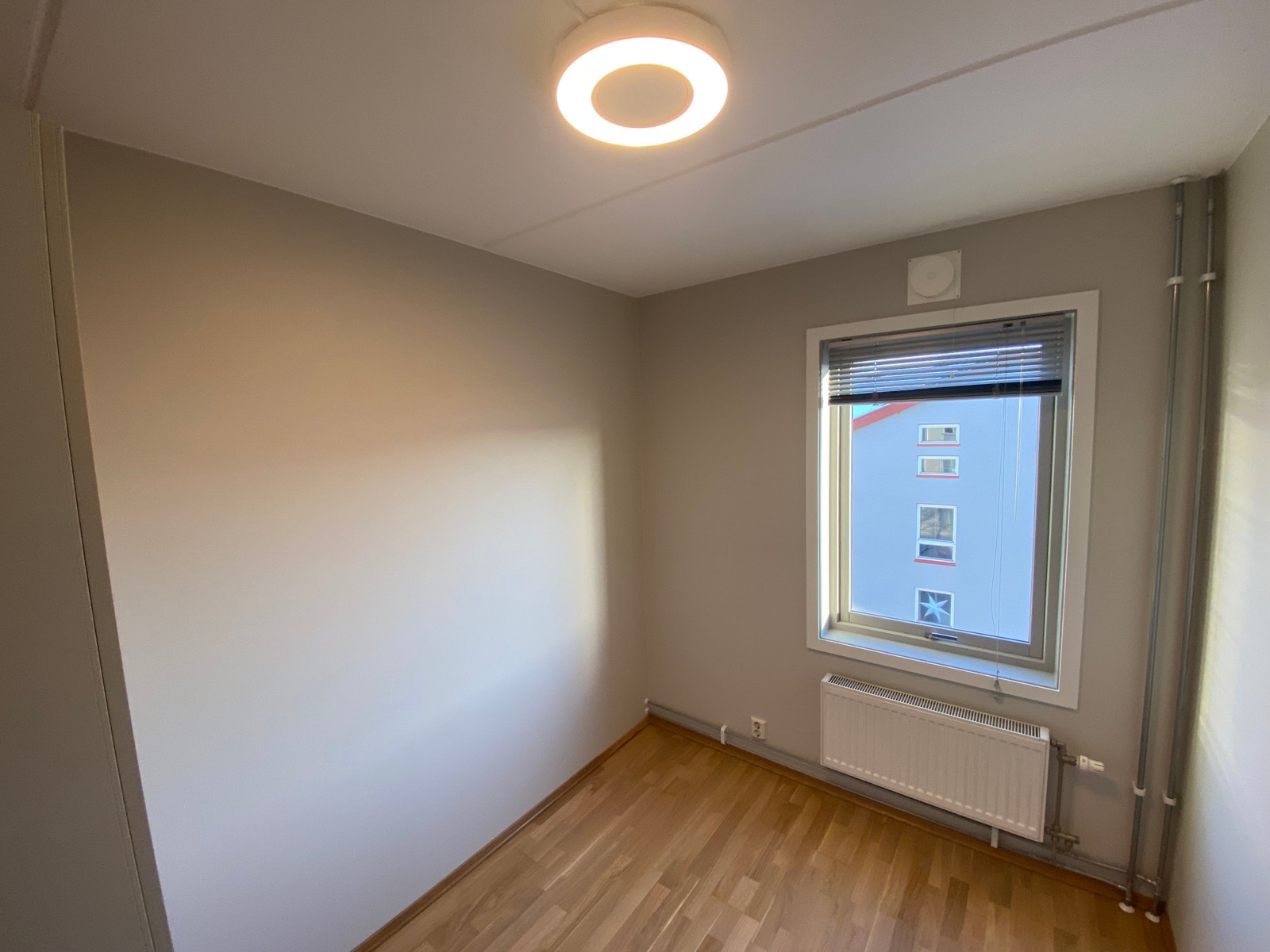 Soverom 2 med plass til stor seng Galleribilde