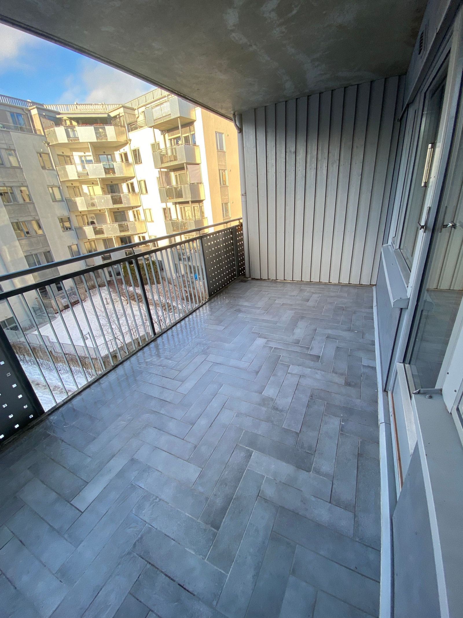 Flislagt balkong på over 10 kvm. Utsikt mot nordvest. Galleribilde