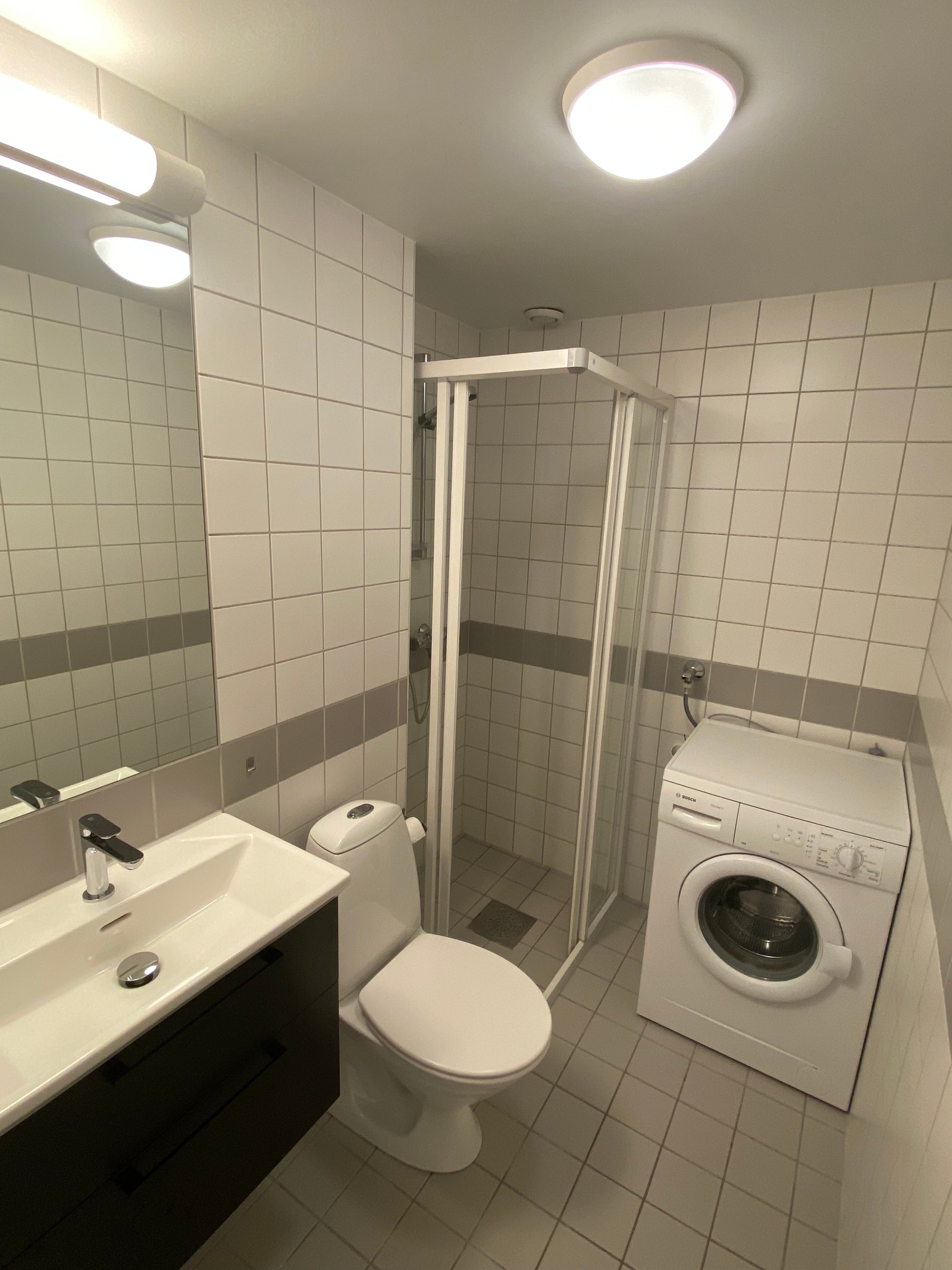 Lekkert flislagt bad med varmekabel, ny belysning, vaskemaskin og opplegg for tørketrommel Galleribilde