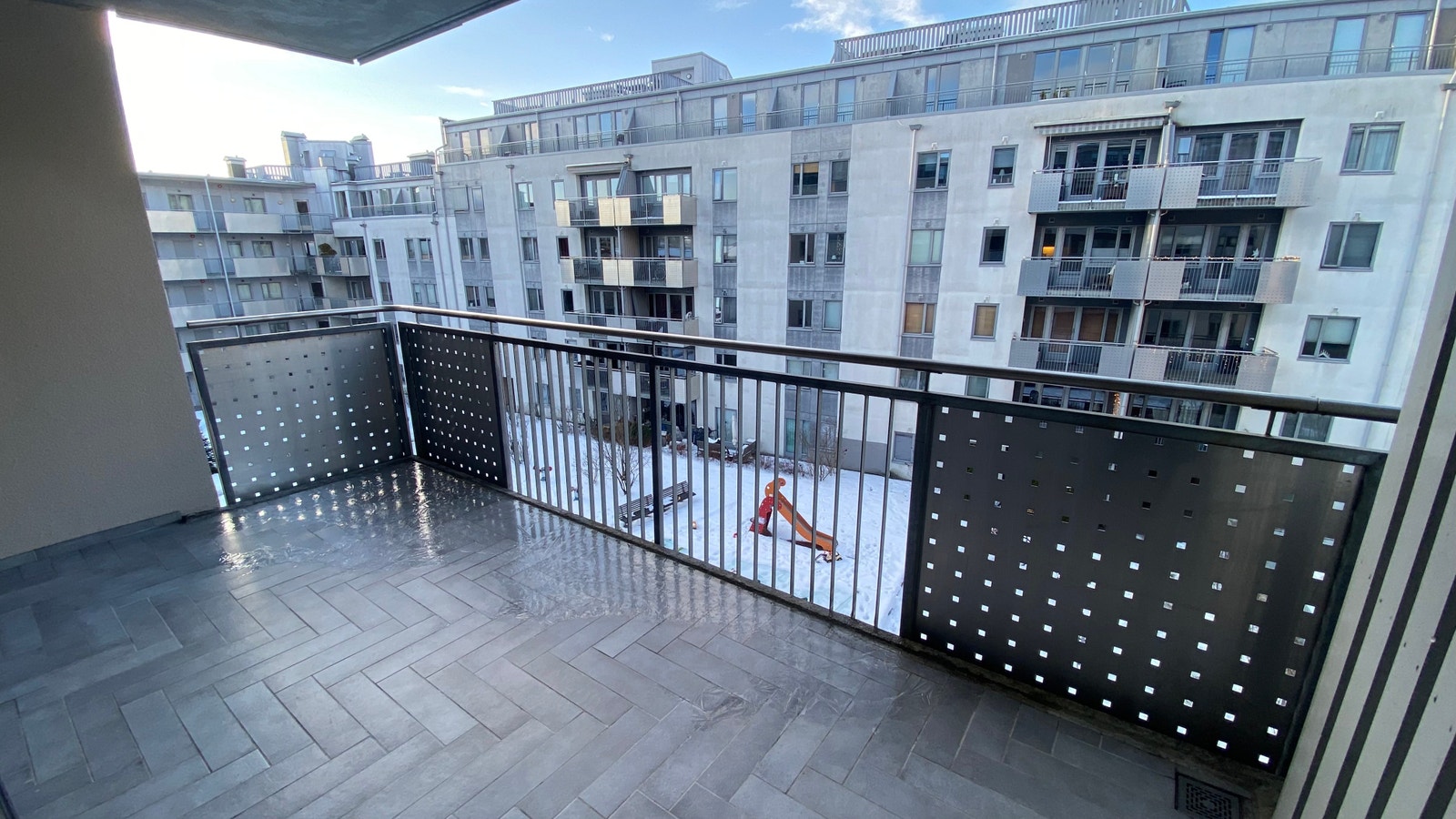 Vestvendt og solrik flislagt balkong Galleribilde