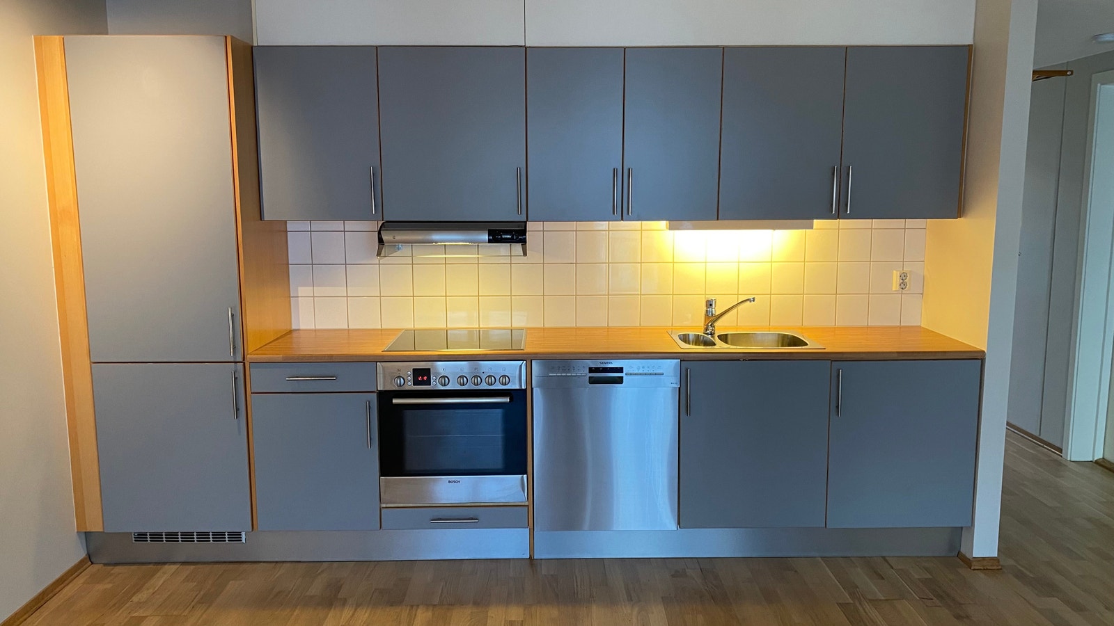 Kjøkkeninnredning i grått med alle hvitevarer integrert Galleribilde