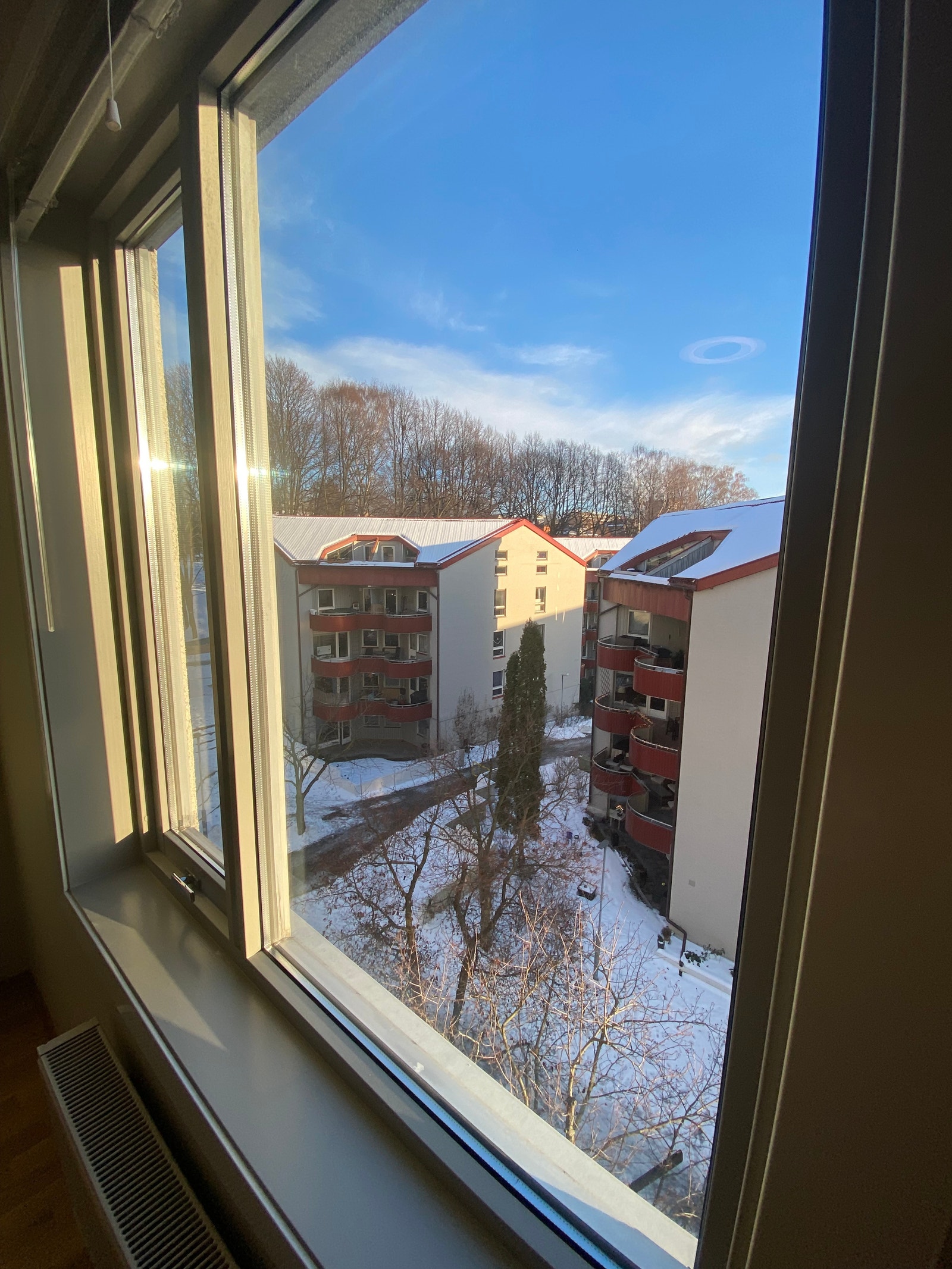 Utsikt til stille miljøgate og park fra soverommene Galleribilde