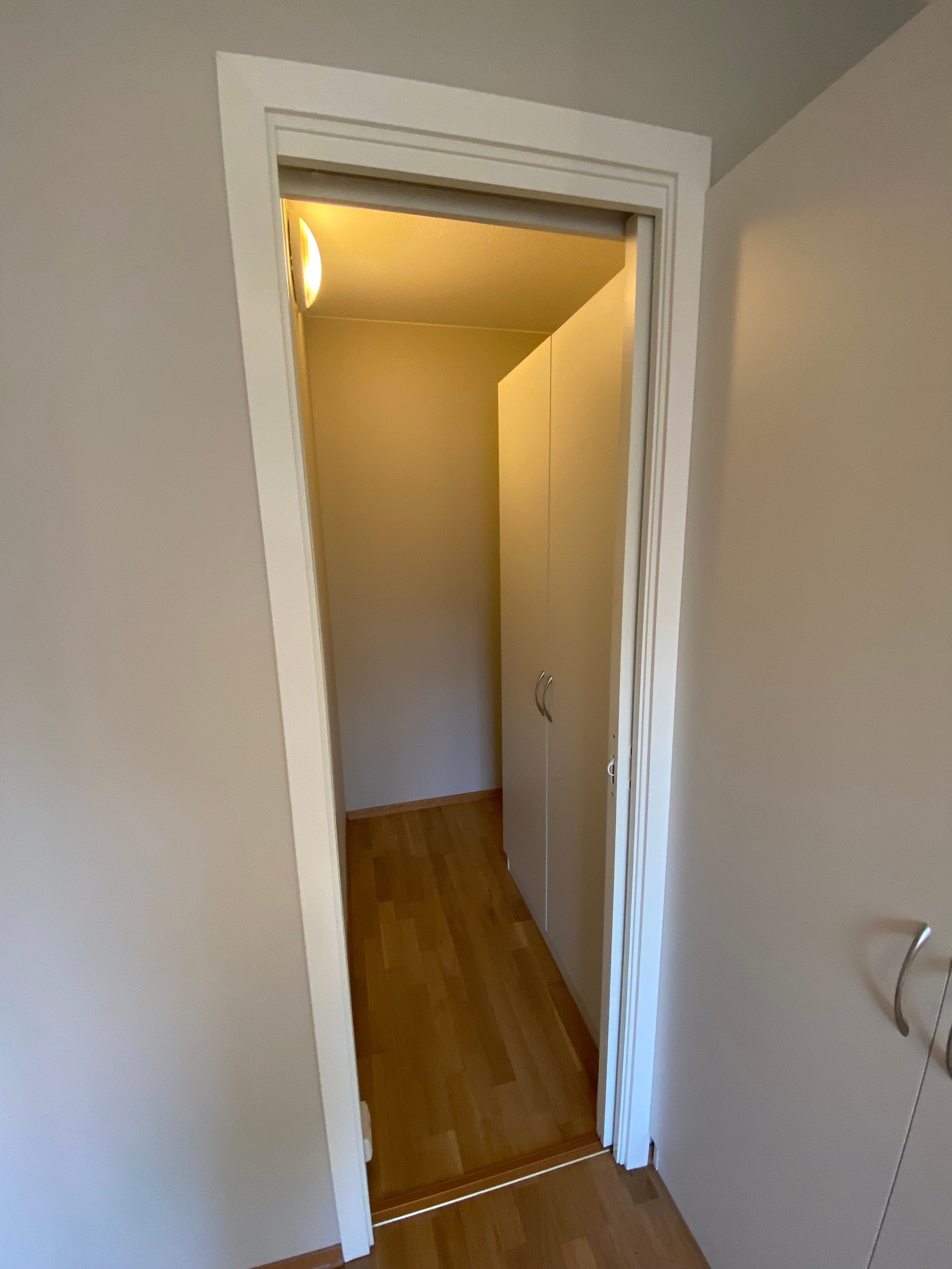 Walk-in garderobe / bod med skyvedør Galleribilde