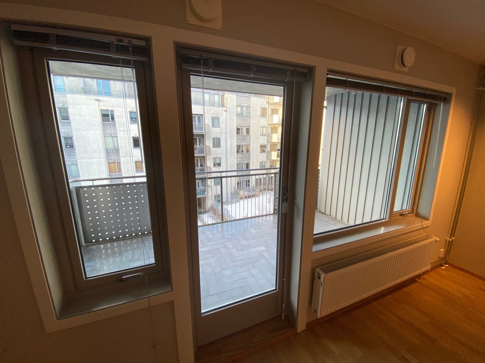 Utgang til balkong. Balkong på hele stuens bredde. Galleribilde