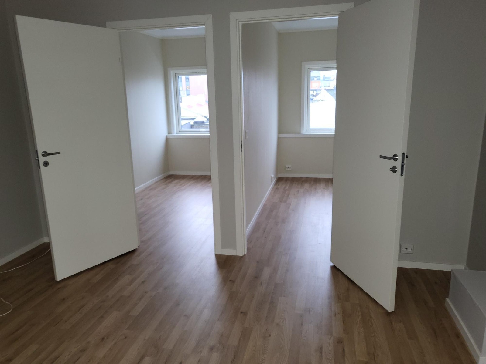 To soverom med inngang fra Galleribilde