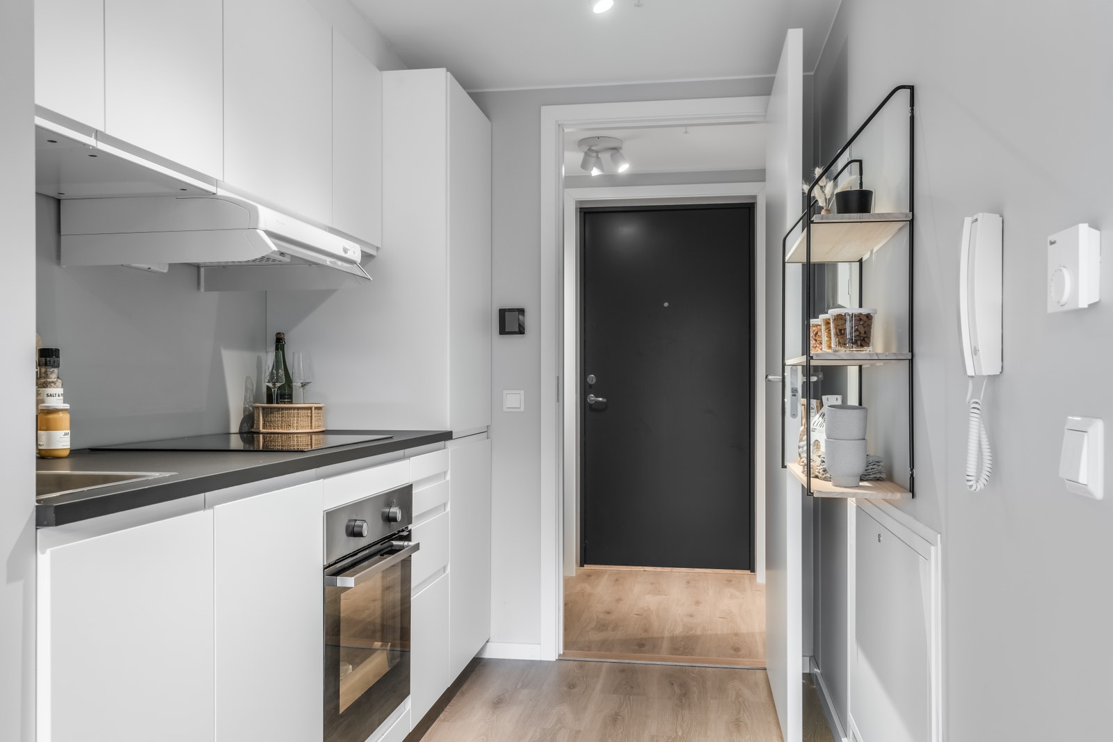 Kjøkken mot gangen Galleribilde