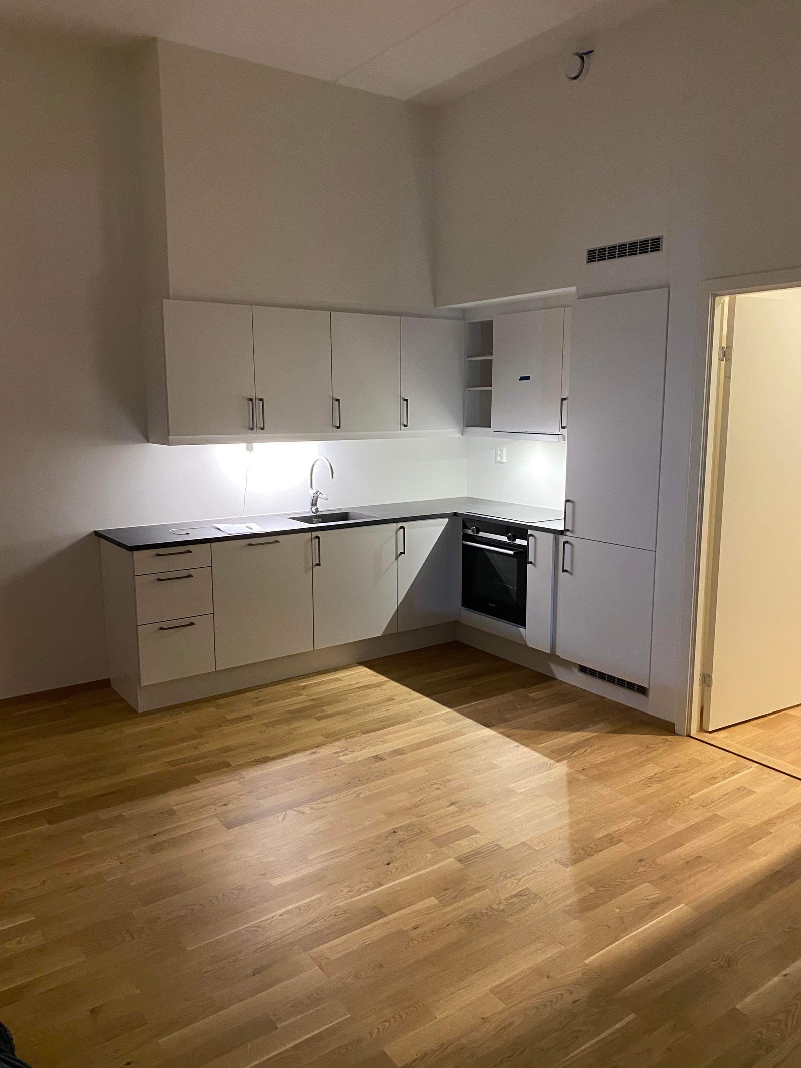 Nytt kjøkken med god skapplass. Integrerte hvitevarer. Galleribilde