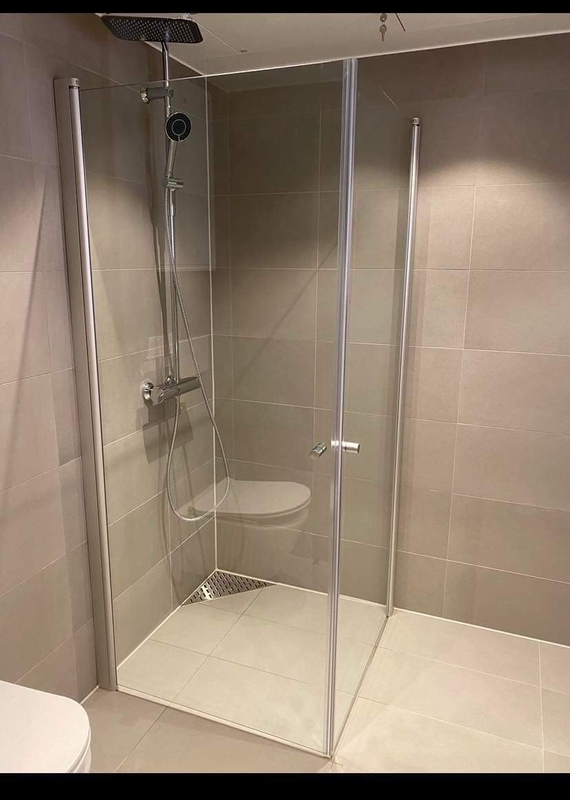 Dusj med regnfall. Galleribilde