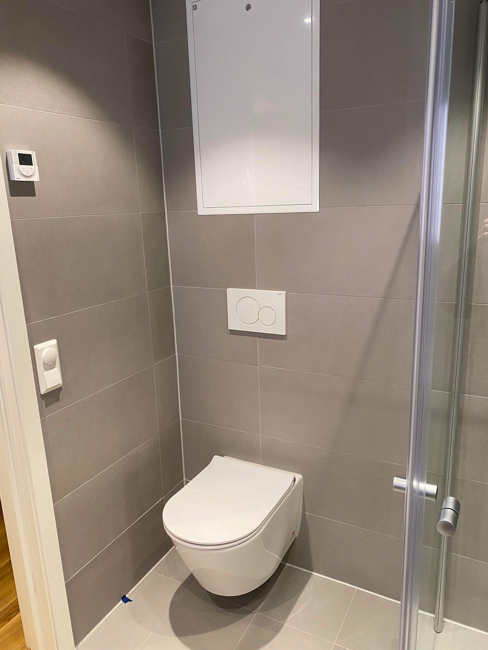 Vegghengt toalett. Galleribilde