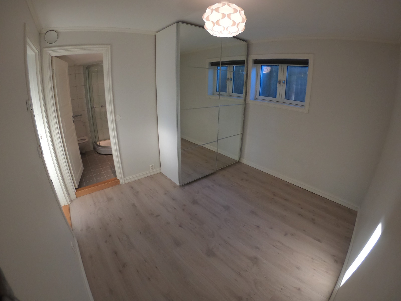 Soverom med inngang til bad Galleribilde