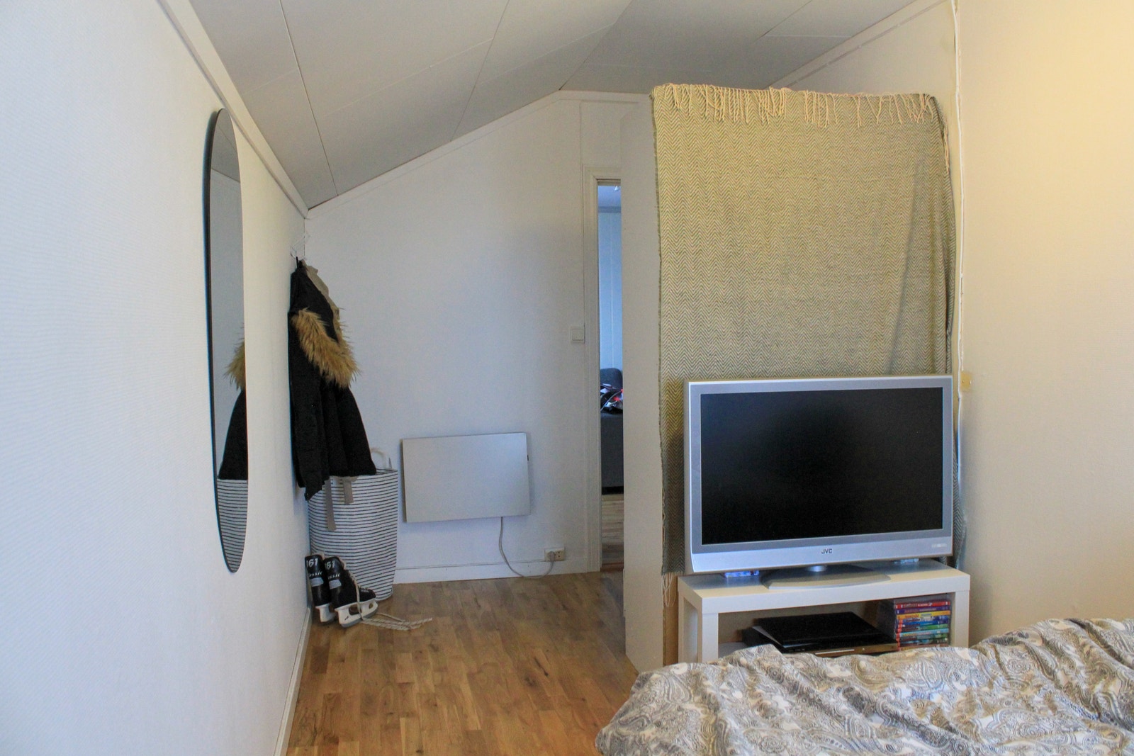 Rom 4- rommet er møbelert med seng og skap Galleribilde