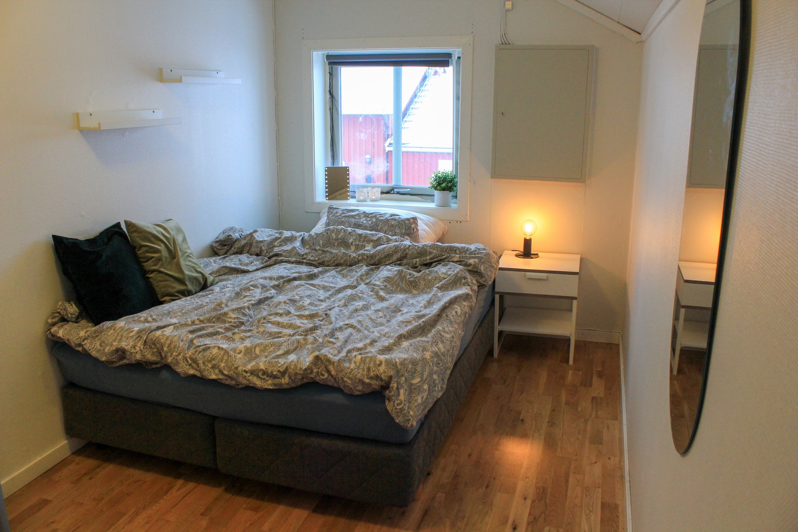 Rom 4- rommet er møbelert med seng og skap Galleribilde