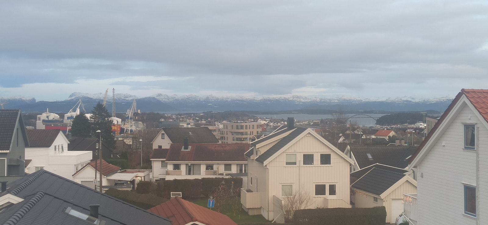 Utsikt av fjord og fjell fra stue Galleribilde